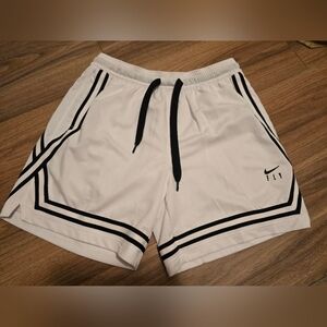 Nike Women's Fly Crossover Basketball Shorts Size Medium